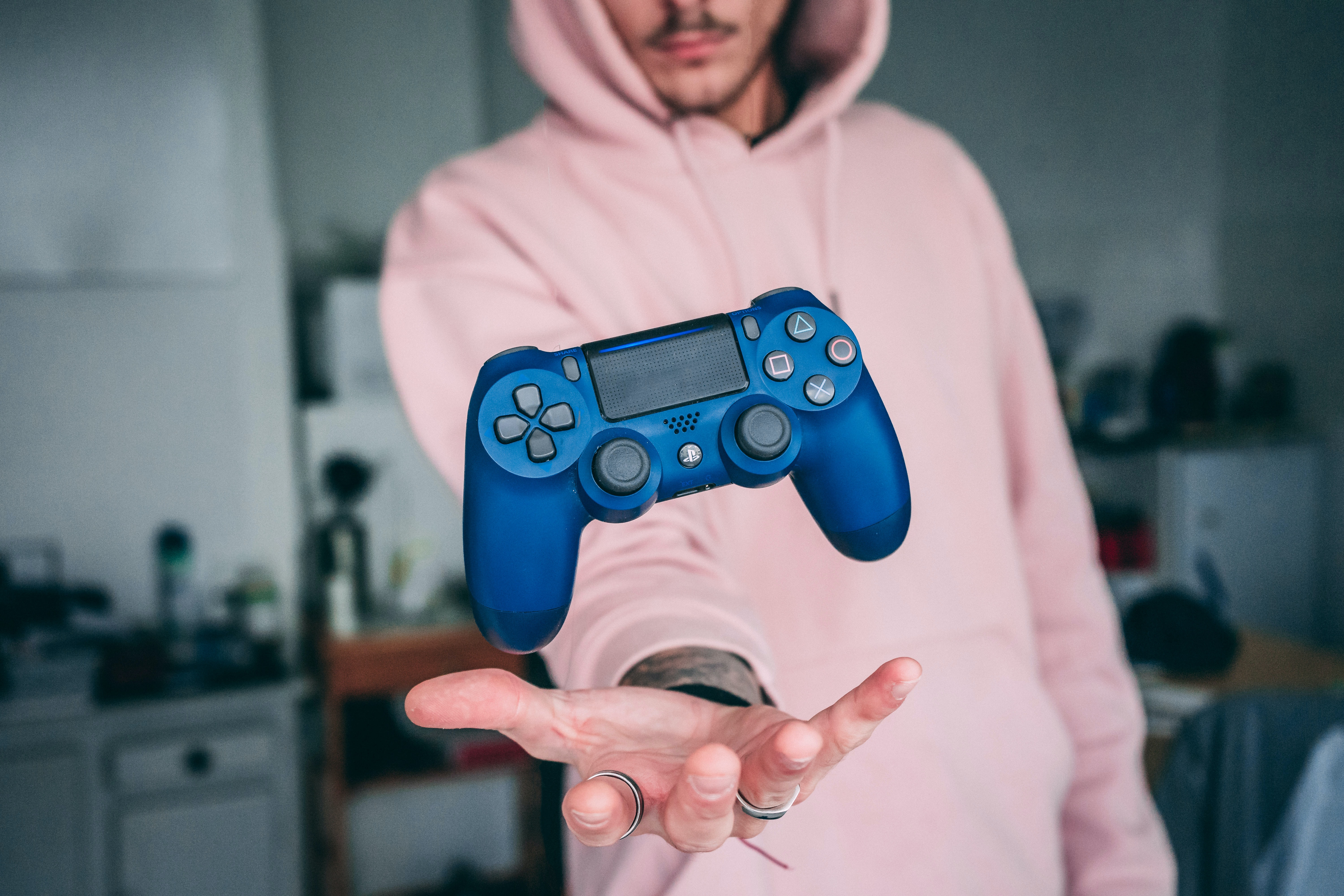 Person holding blue sony PS4 Dualshock controller - Florian Gagnepain